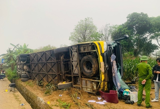 o to cho 32 hanh khach lat tren quoc lo 1a o quang tri 13 nguoi bi thuong o to cho 32 hanh khach lat tren quoc lo 1a o quang tri 13 nguoi bi thuong