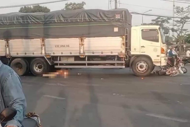 o to tai cho rau cu va cham voi xe may o cua ngo tp hcm hai cu ba tu vong