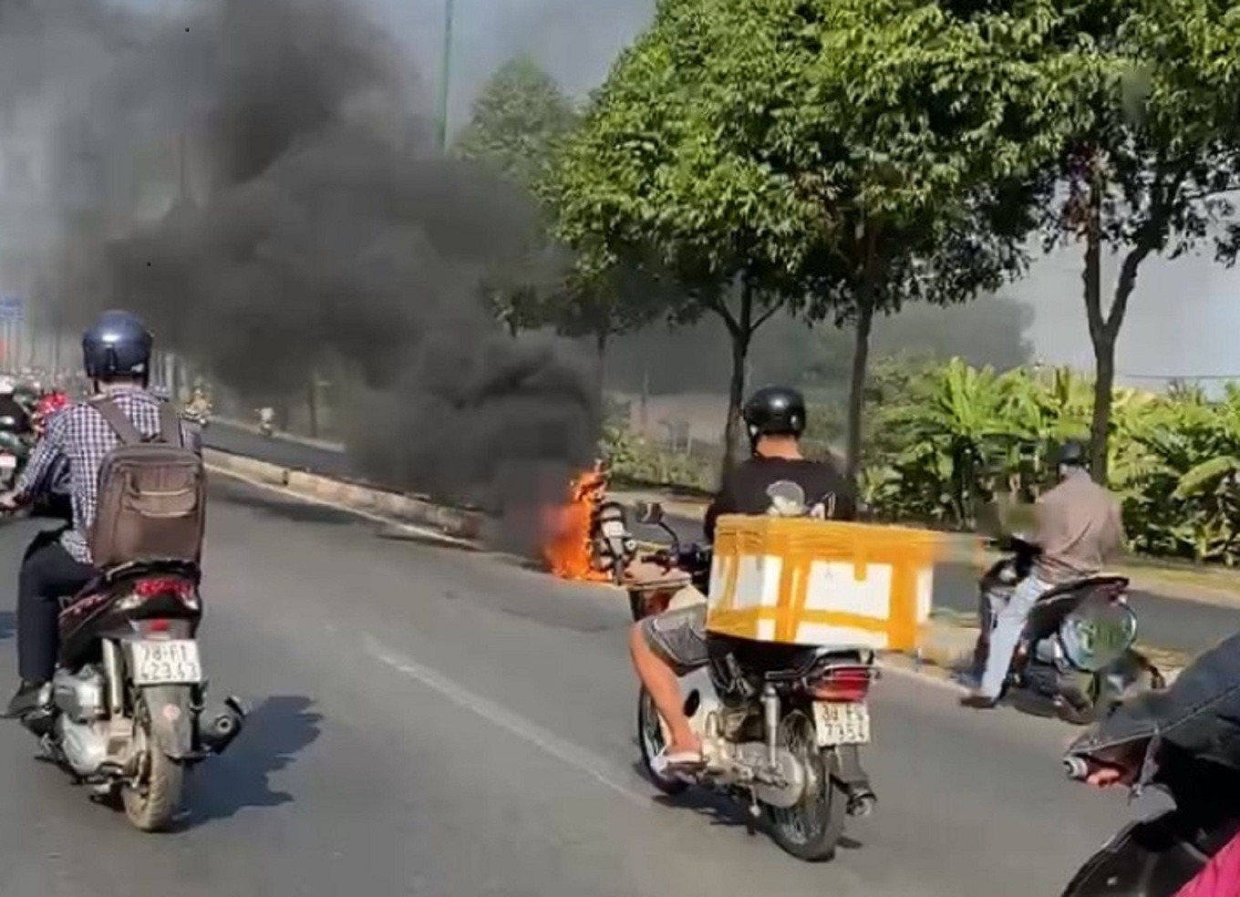xe may boc chay ngun ngut khoi den bao phu 1 doan dai lo pham van dong xe may boc chay ngun ngut khoi den bao phu 1 doan dai lo pham van dong