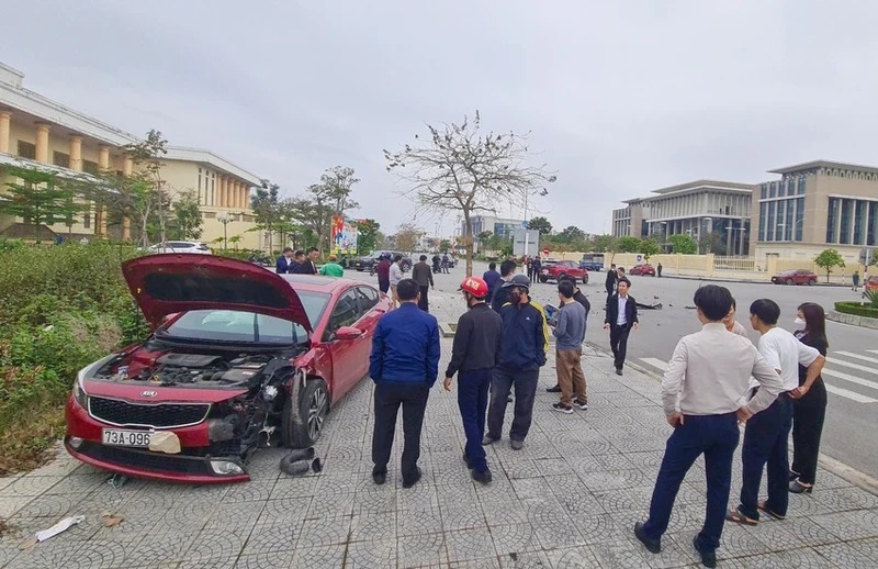 vu hai xe o to mat lai tong nhau dau xe bien dang bat ngo danh tinh tai xe