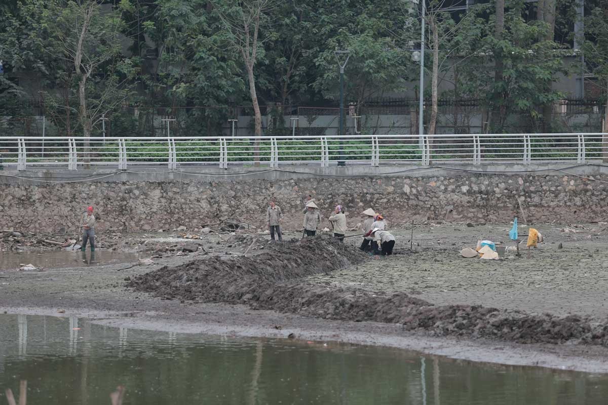 vi sao nhieu ao dam ven ho tay can tro day boc mui tanh kho ngui 6