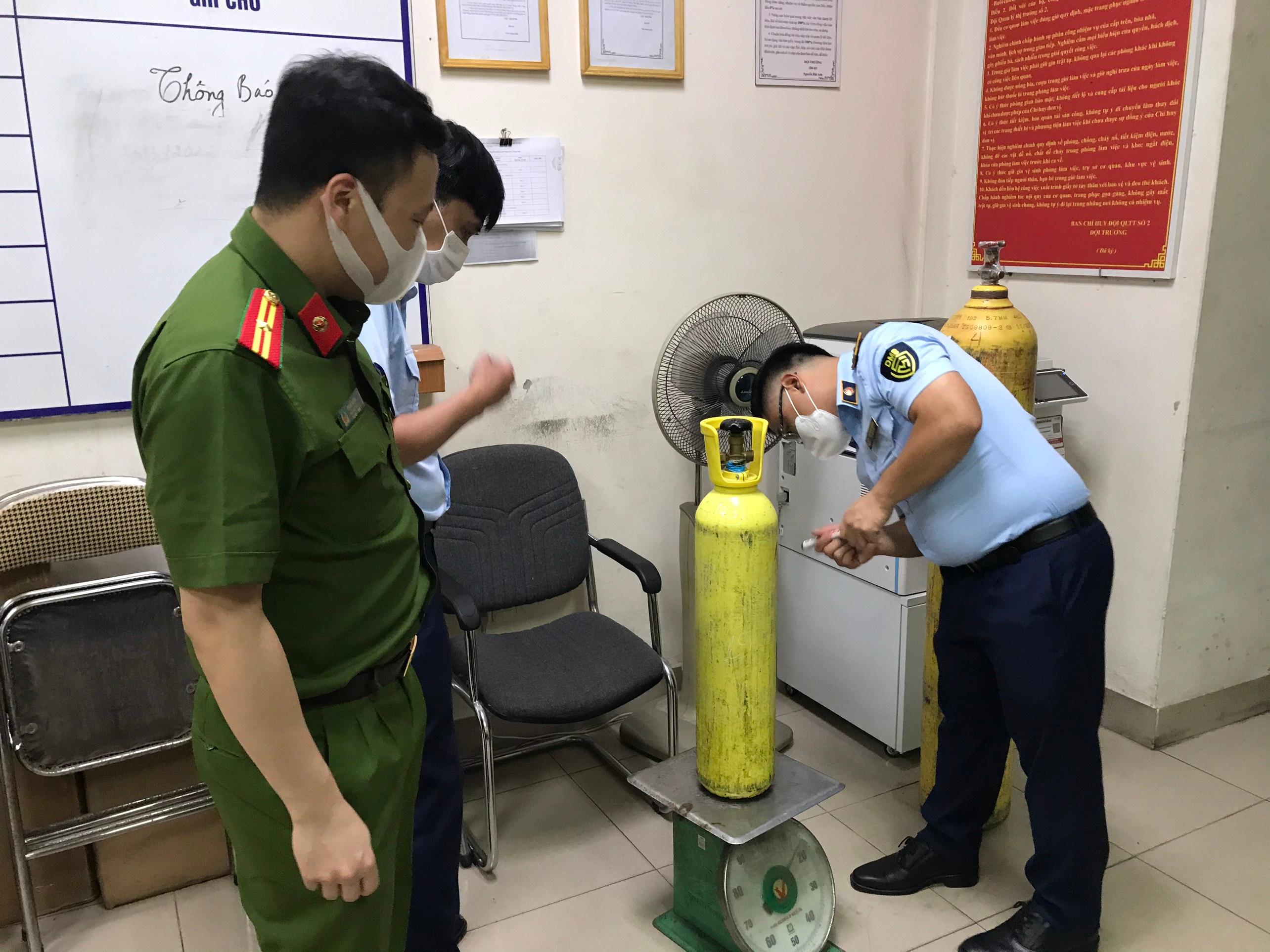 bat ngo voi do choi phuc vu cac thuong de vua bi thu giu o quan hoan kiem1 bat ngo voi do choi phuc vu cac thuong de vua bi thu giu o quan hoan kiem1