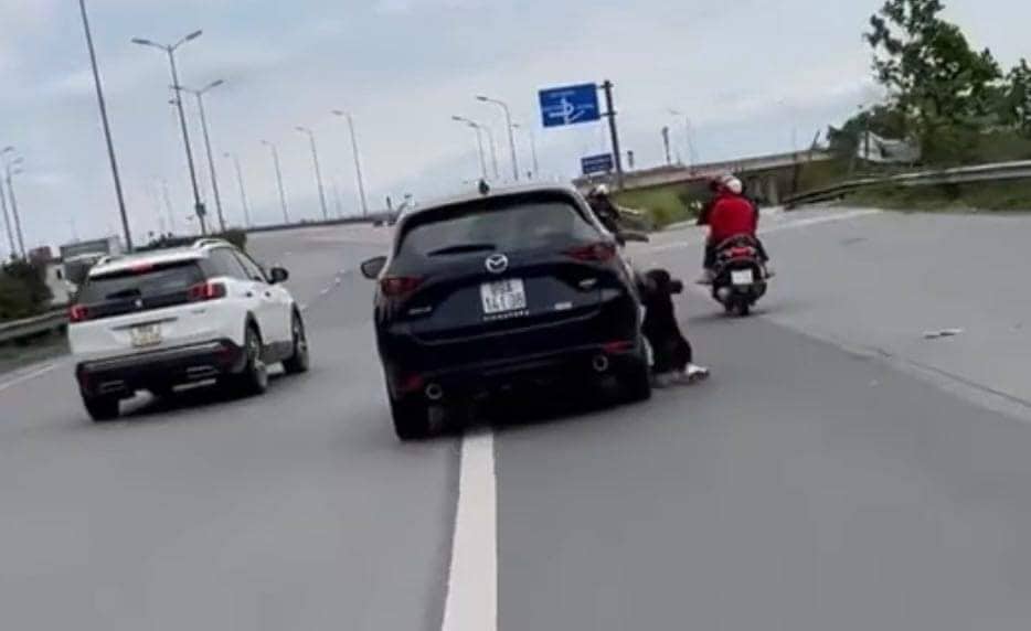 dieu tra vu lai xe o to xe mazda 5 keo le nguoi phu nu tren duong