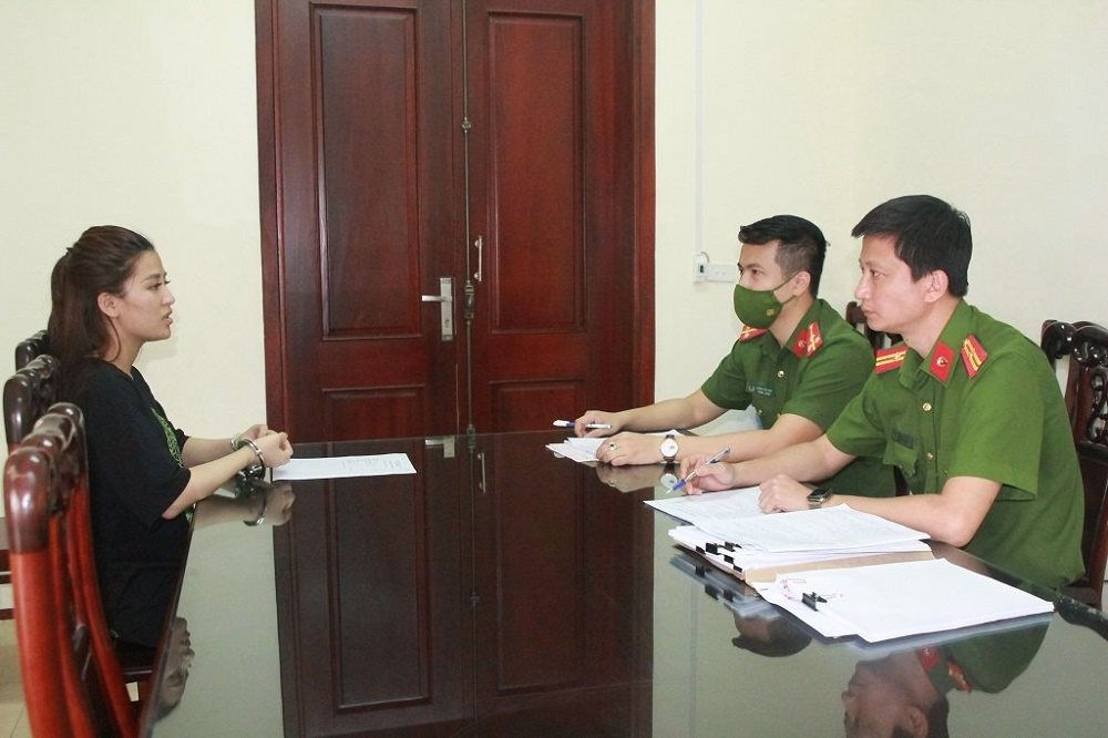 boc tran manh lua cua nu quai xinh dep nup bong doanh nhan bat dong san boc tran manh lua cua nu quai xinh dep nup bong doanh nhan bat dong san