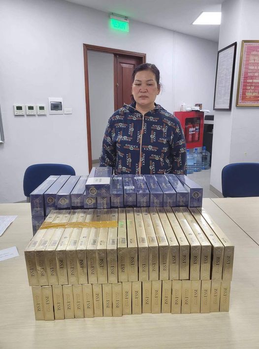 bat nu quai giao ban 1 600 bao thuoc la nhap lau tren pho hang mam bat nu quai giao ban 1 600 bao thuoc la nhap lau tren pho hang mam
