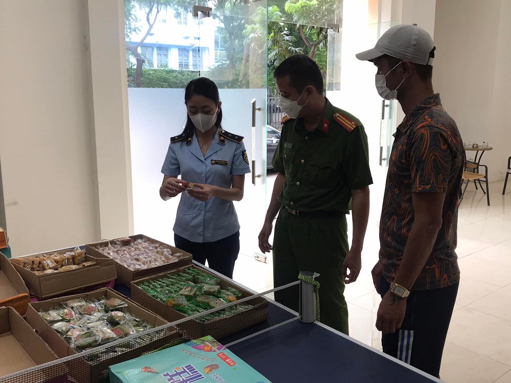 nguoi dan ong nhap ca lo banh trung thu trung quoc ve ha noi tieu thu chi vi dieu nay 1 nguoi dan ong nhap ca lo banh trung thu trung quoc ve ha noi tieu thu chi vi dieu nay 1
