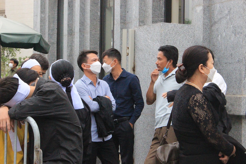 nhung hinh anh dau tien phien xu ga tho moc dong 10 cay dinh vao dau be gai 3 tuoi 1