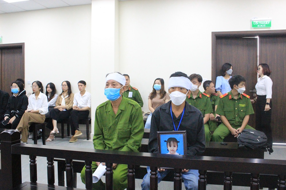 xu vu dong dinh vao dau chau be 3 tuoi ong cho chau ve nha voi ong dung bat chau di nua 1