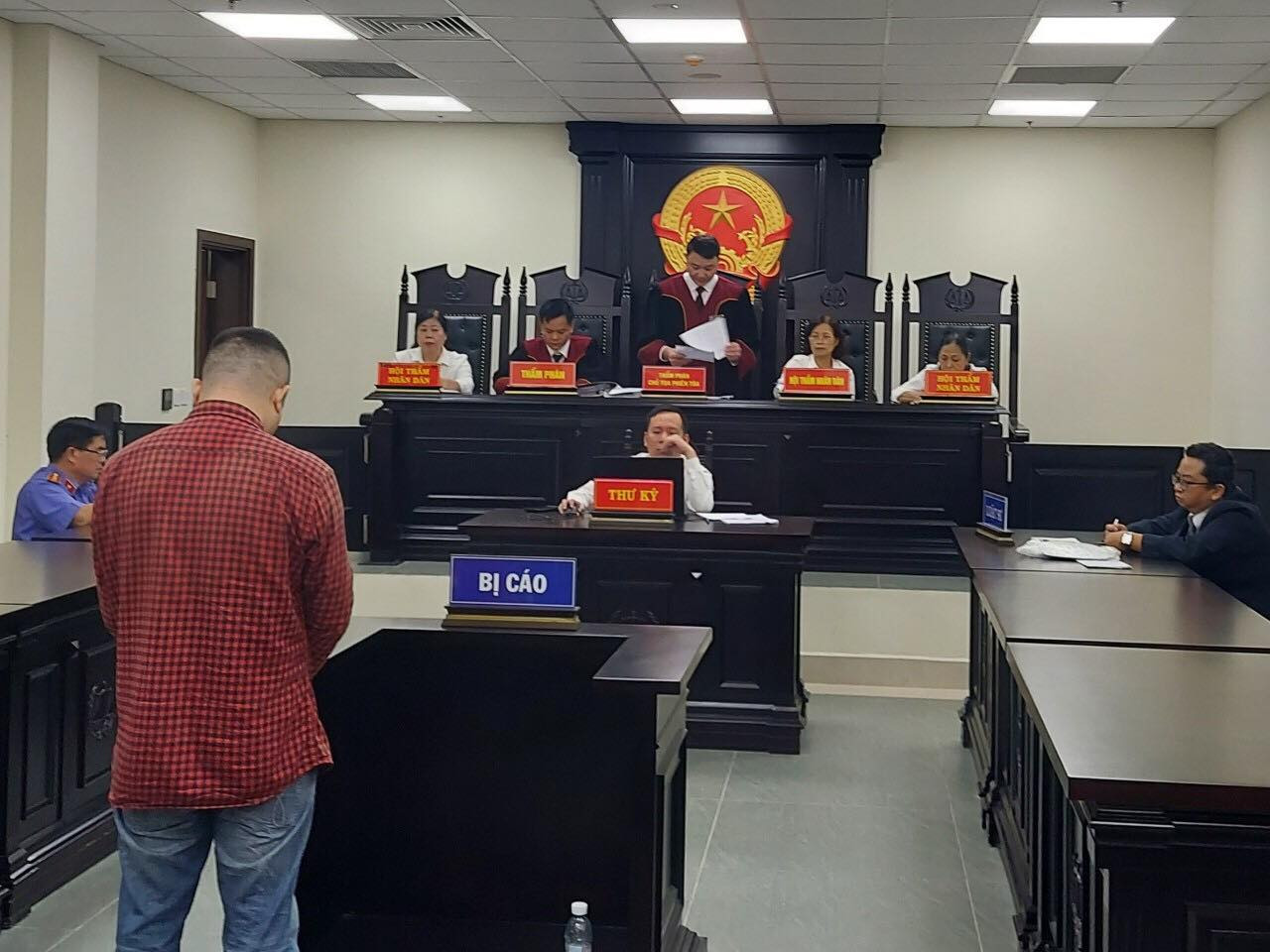 vet truot dai cua cuu can bo an ninh bi cao buoc toi lua dao vet truot dai cua cuu can bo an ninh bi cao buoc toi lua dao