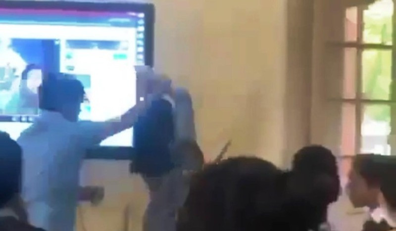 vu nu giao vien bi dong nghiep khoa tay duoi khoi lop can mot loi giai thich voi hoc sinh