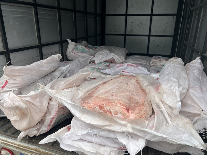 ngan chan 7 ta nam ban boc mui chuan bi tuon vao cac nha hang