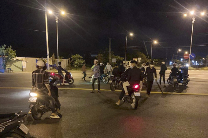 ha noi khoi to nhom thanh nien choai chem nham nguoi di duong