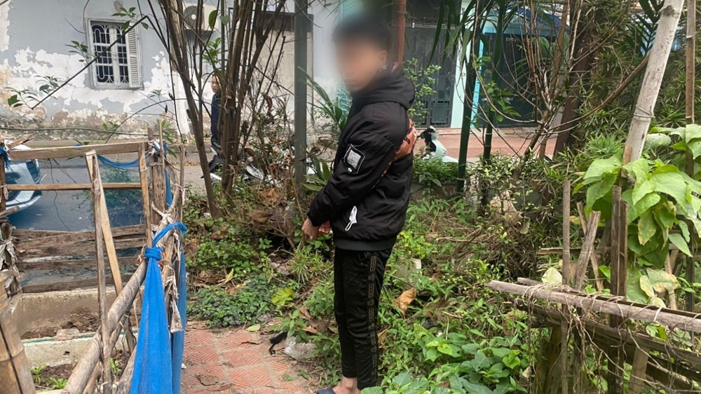 nam thanh nien dung gan nghia trang doi ban gai den tam su thi gap cuop 6 nam thanh nien dung gan nghia trang doi ban gai den tam su thi gap cuop 6
