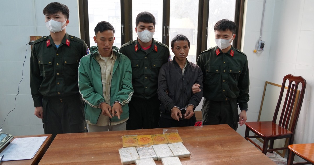 om mot chan bong chua 10 banh heroin di giao dich thi bi bat 2