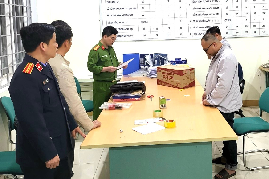 vi sao giam doc trung tam sat hach lai xe o hoa binh bi khoi to vi sao giam doc trung tam sat hach lai xe o hoa binh bi khoi to