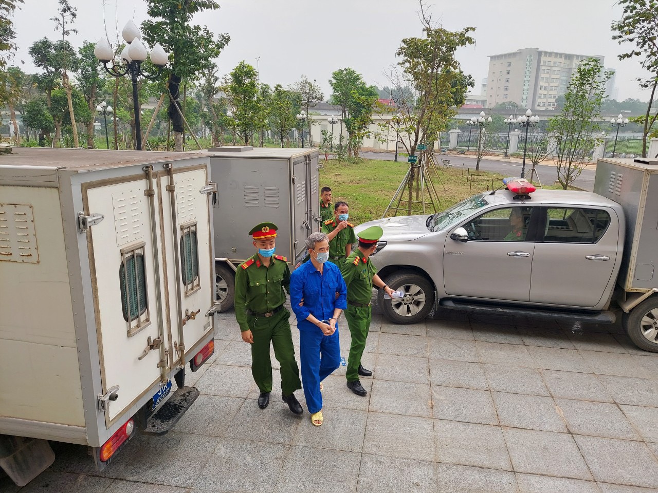 ngo ngang cuu giam doc benh vien tim ha noi nguyen quang tuan toc bac trang trong ngay dau xet xu 1