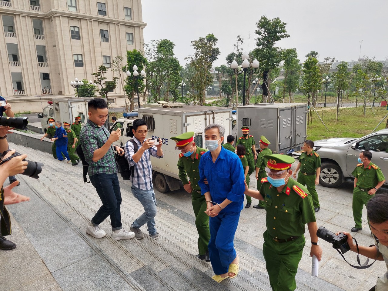 ngo ngang cuu giam doc benh vien tim ha noi nguyen quang tuan toc bac trang trong ngay dau xet xu 2