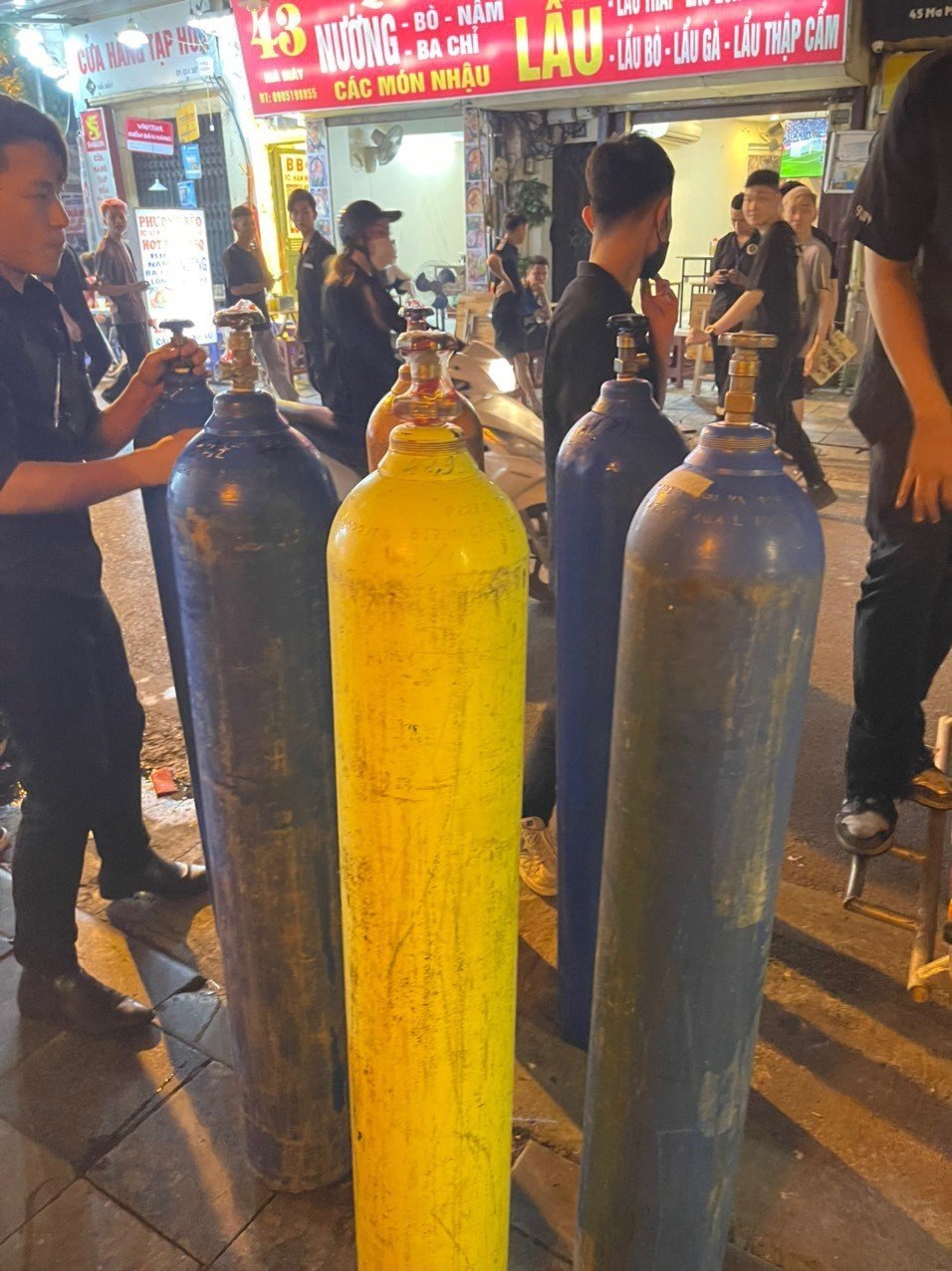 bong cuoi len loi khap quan bar pho co cong an len phuong an can quet bong cuoi len loi khap quan bar pho co cong an len phuong an can quet