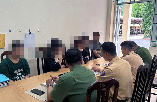 xu phat nhom thanh nien vua dieu khien xe may vua doi nuoc tam cho nhau