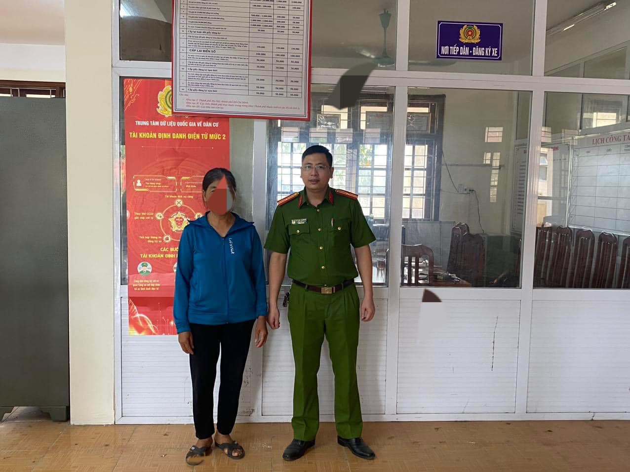 kip thoi ngan chan nguoi phu nu dua tien cho can bo vien thong cong ty viettel quan doi dom kip thoi ngan chan nguoi phu nu dua tien cho can bo vien thong cong ty viettel quan doi dom
