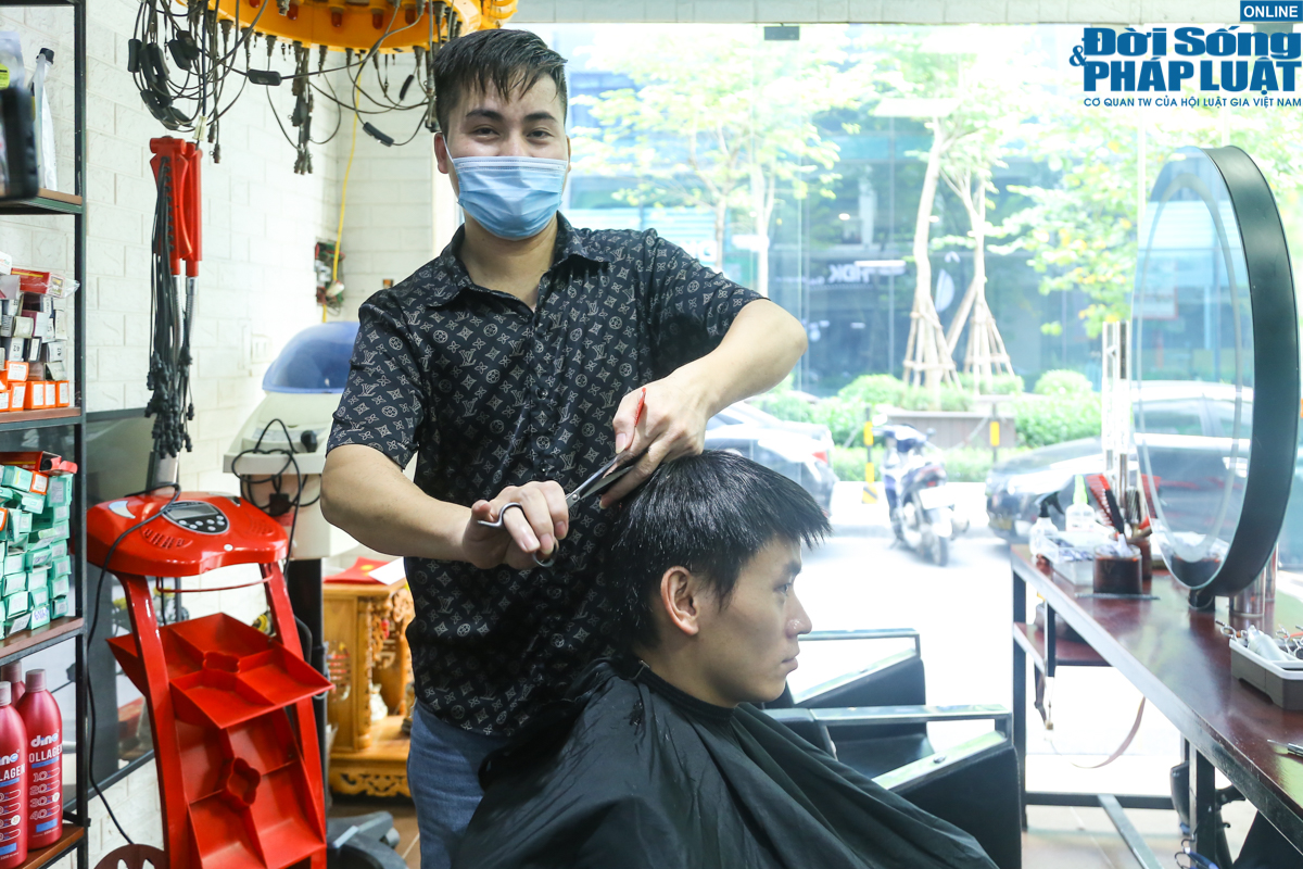 chu tiem cat toc ha noi vui mung vi duoc mo cua tro lai dspl 1 11 chu tiem cat toc ha noi vui mung vi duoc mo cua tro lai dspl 1 11