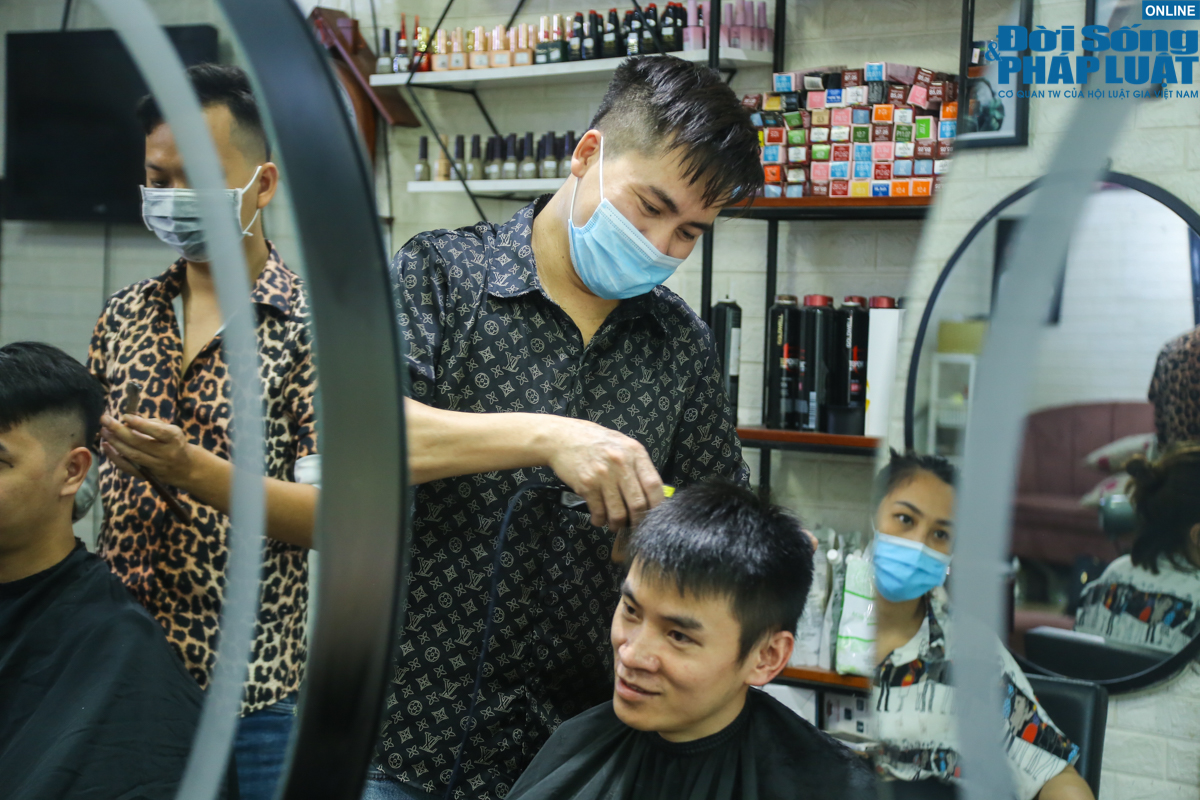 chu tiem cat toc ha noi vui mung vi duoc mo cua tro lai dspl 1 15 chu tiem cat toc ha noi vui mung vi duoc mo cua tro lai dspl 1 15