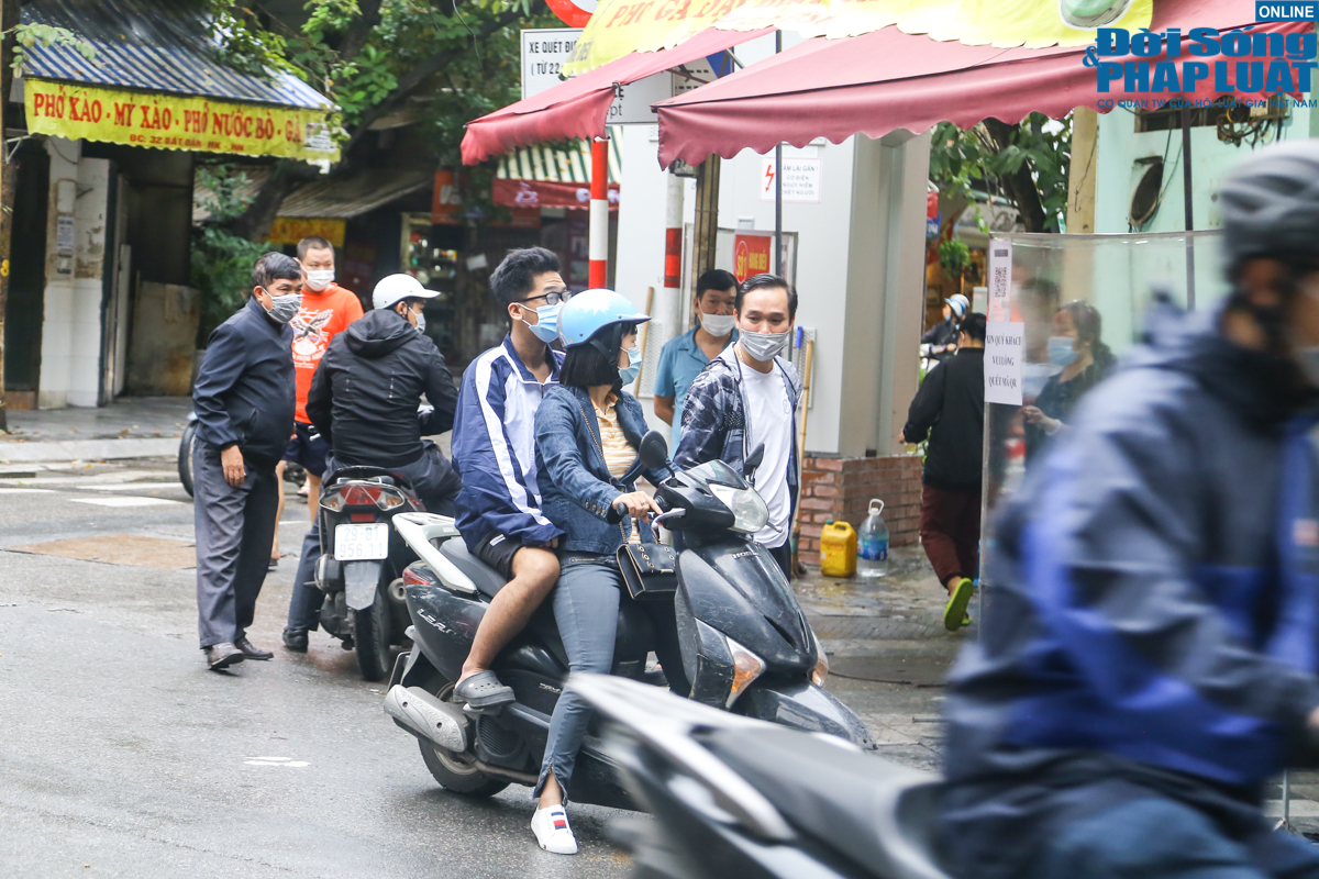 hang quan ha noi ngay dau ban tai cho 12