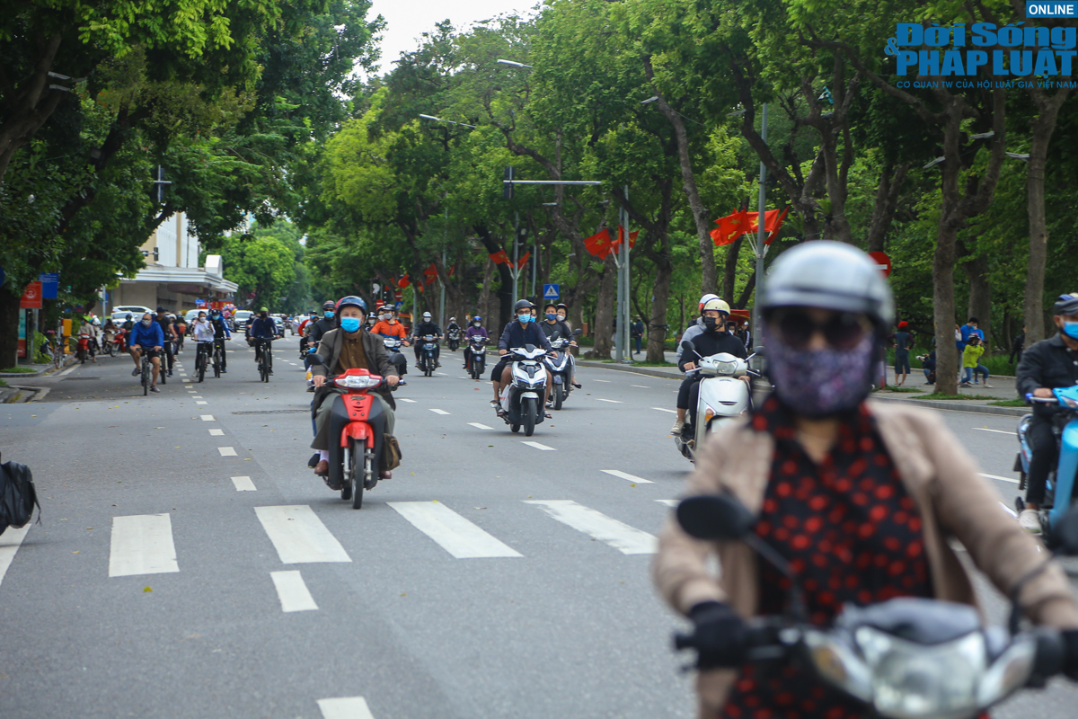 cuoi tuan binh thuong moi nguoi dan ha noi do ve ho guom dspl 1 10