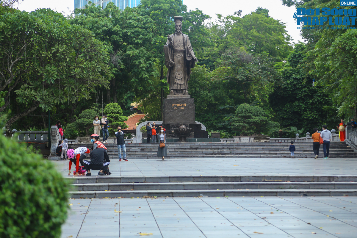 cuoi tuan binh thuong moi nguoi dan ha noi do ve ho guom dspl 1 11