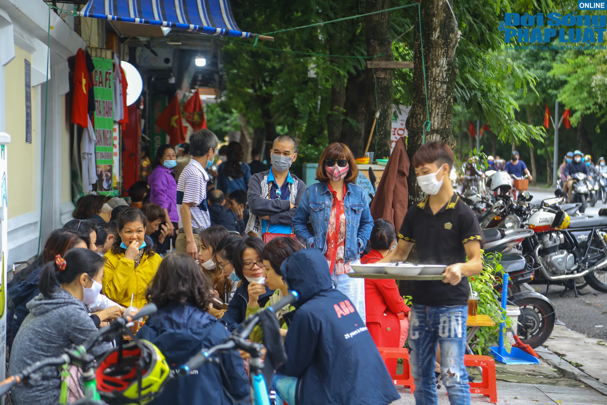 cuoi tuan binh thuong moi nguoi dan ha noi do ve ho guom dspl 1 12