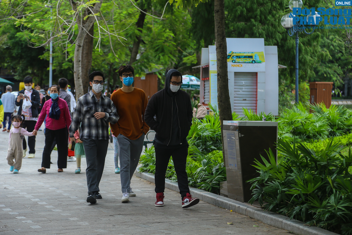 cuoi tuan binh thuong moi nguoi dan ha noi do ve ho guom dspl 1 2