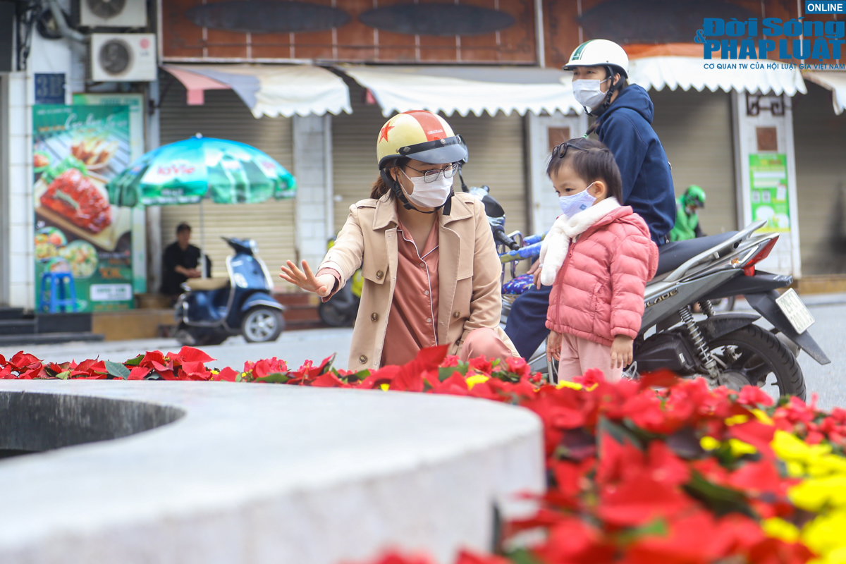 cuoi tuan binh thuong moi nguoi dan ha noi do ve ho guom dspl 1 3