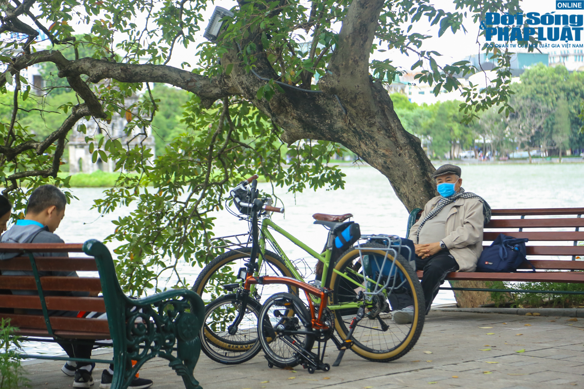 cuoi tuan binh thuong moi nguoi dan ha noi do ve ho guom dspl 1 7