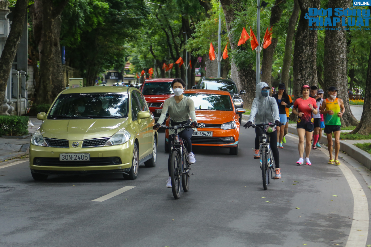 cuoi tuan binh thuong moi nguoi dan ha noi do ve ho guom dspl 1 8