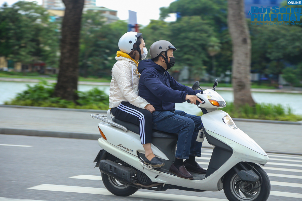 cuoi tuan binh thuong moi nguoi dan ha noi do ve ho guom dspl 1 9