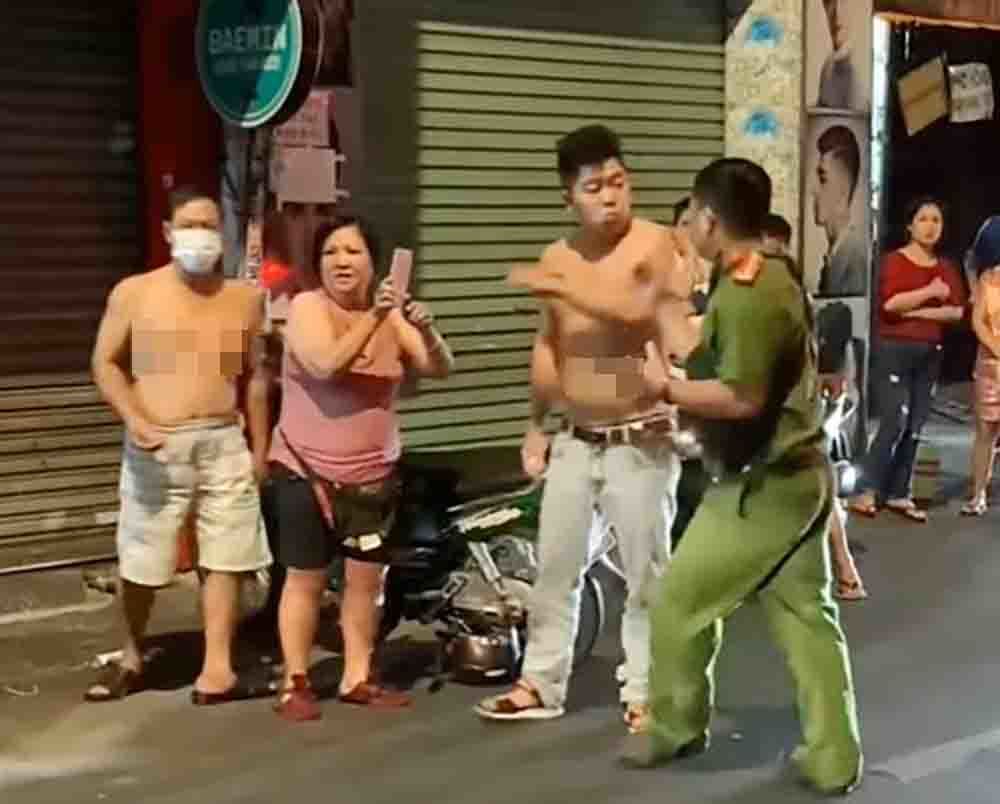 khoi to nguoi dan ong danh nhau voi can bo cong an giua pho 2 khoi to nguoi dan ong danh nhau voi can bo cong an giua pho 2