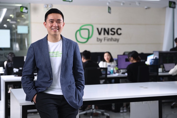anh 2 ong nghiem xuan huy founder finhay kiem chu tich hdqt cong ty co phan chung khoan vina anh 2 ong nghiem xuan huy founder finhay kiem chu tich hdqt cong ty co phan chung khoan vina