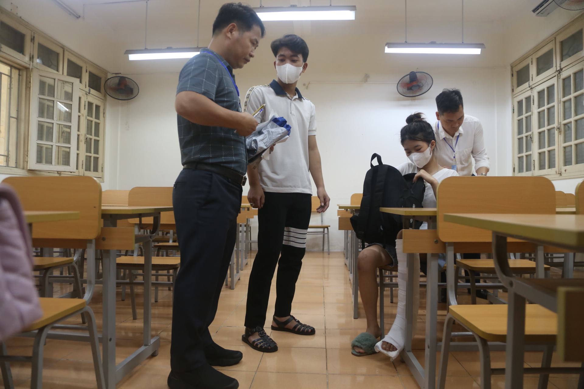 nguoi me roi nuoc mat khi thay con gai bi nga gay chan duoc cong vao phong thi 3 nguoi me roi nuoc mat khi thay con gai bi nga gay chan duoc cong vao phong thi 3