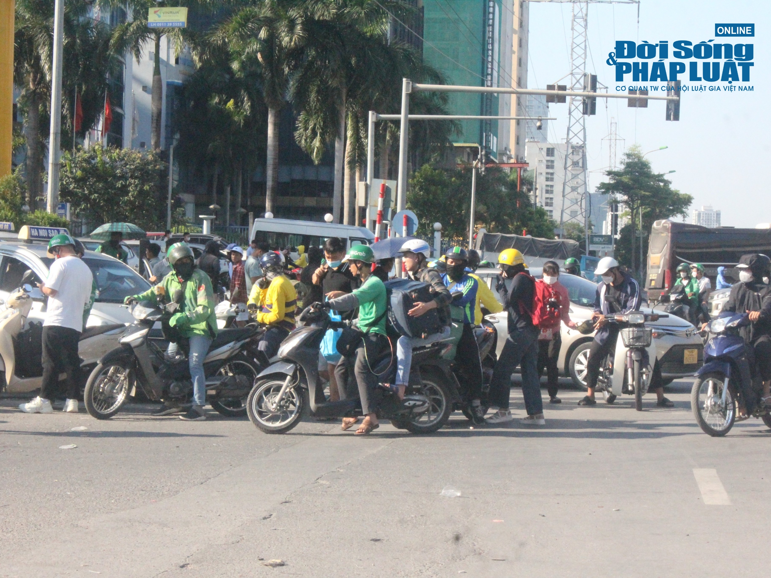 nguoi dan hoi ha ve que nghi le quoc khanh duoi cai nang gay gat cua ha noi dspl 11