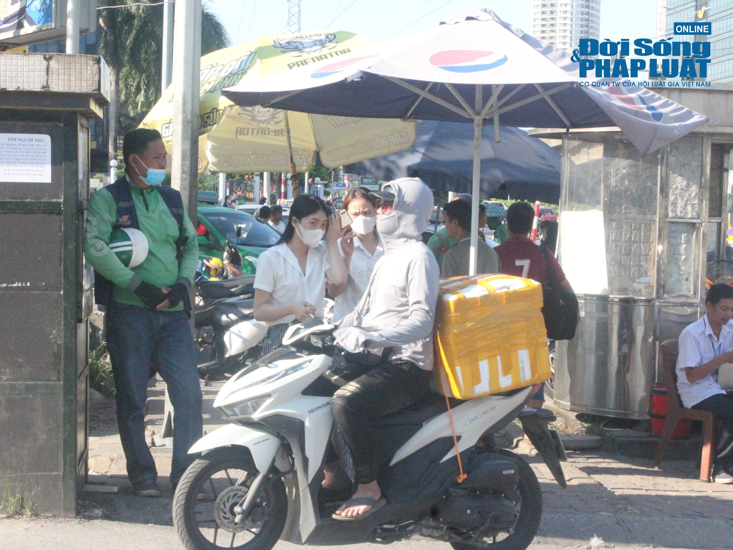 nguoi dan hoi ha ve que nghi le quoc khanh duoi cai nang gay gat cua ha noi dspl 31