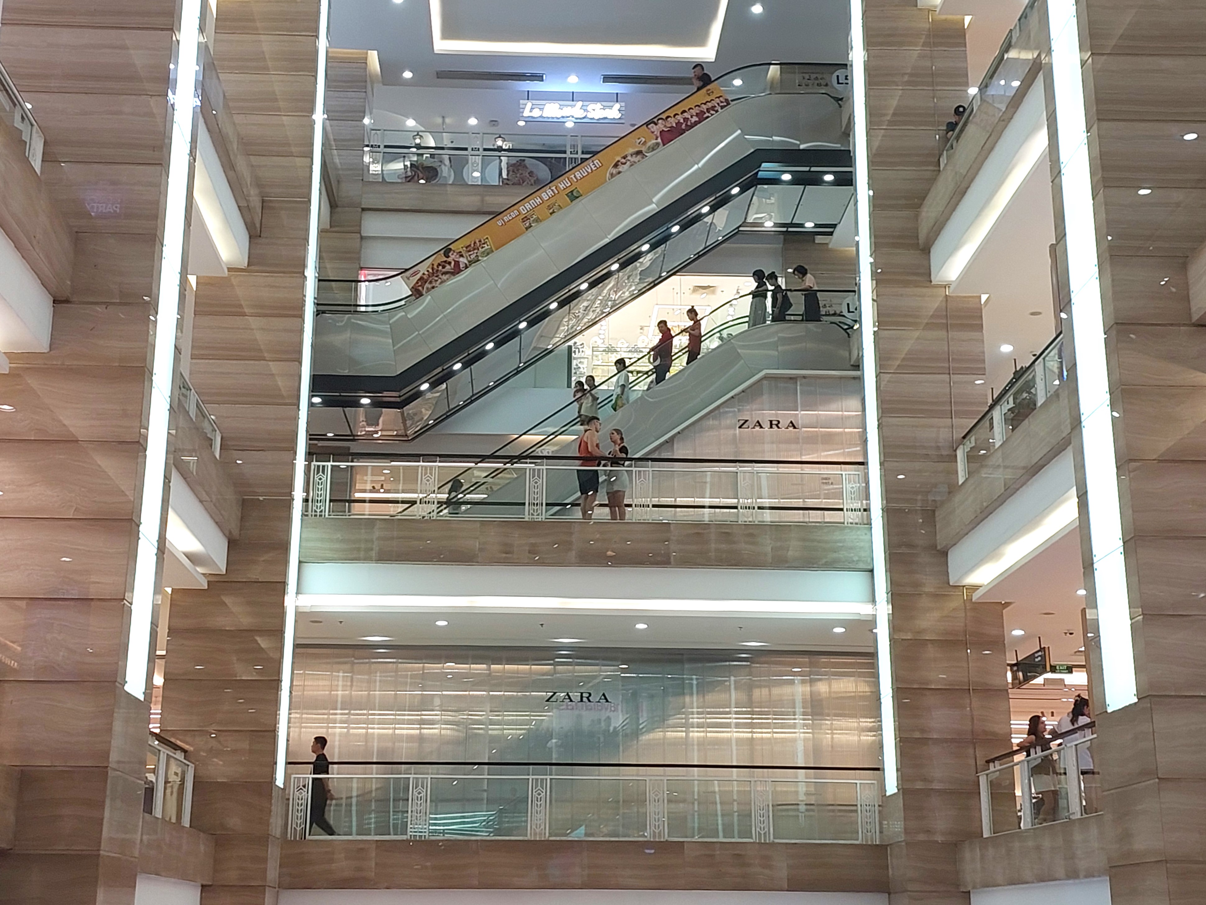 ha noi trung tam thuong mai vang ve1