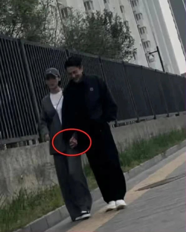 ro tin luu khai uy hen ho voi nu dien vien kem 20 tuoi va da co chong 1