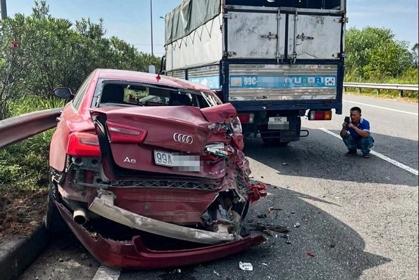 va cham voi xe tai tren cao toc audi a6 bien dang va cham voi xe tai tren cao toc audi a6 bien dang