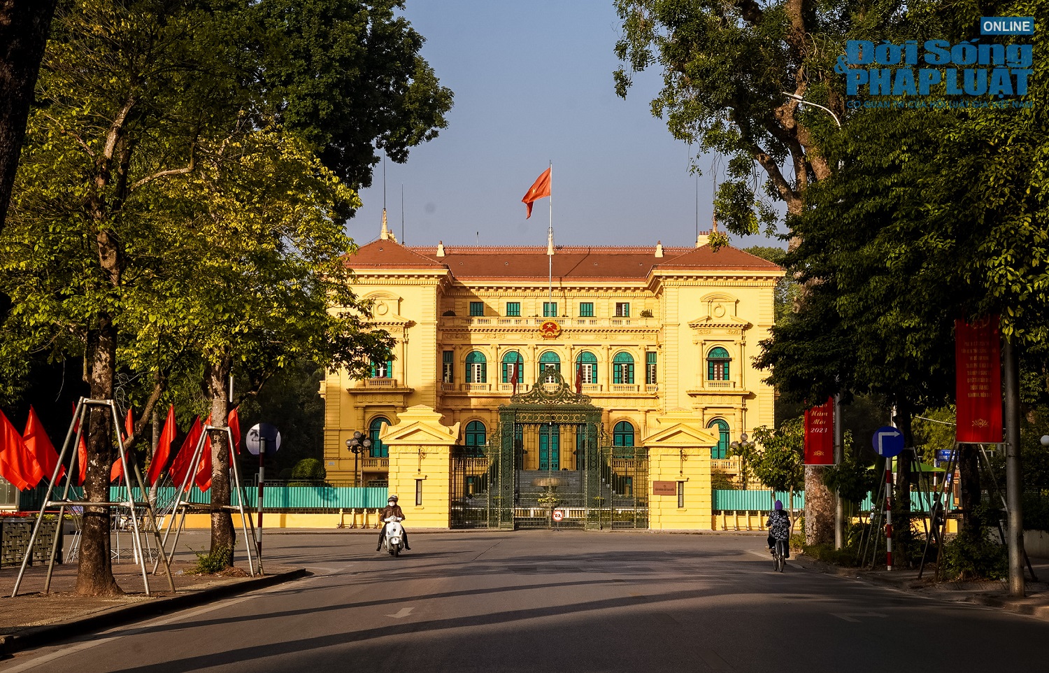 duong ha noi ruc ro sac do trong ngay dau tet duong lich 2023 10 duong ha noi ruc ro sac do trong ngay dau tet duong lich 2023 10