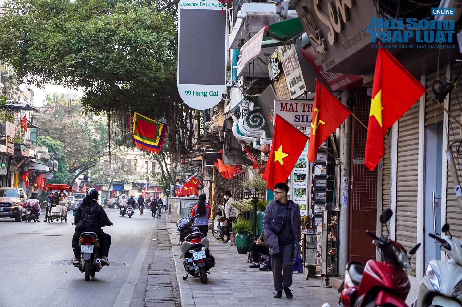 duong ha noi ruc ro sac do trong ngay dau tet duong lich 2023 16 duong ha noi ruc ro sac do trong ngay dau tet duong lich 2023 16