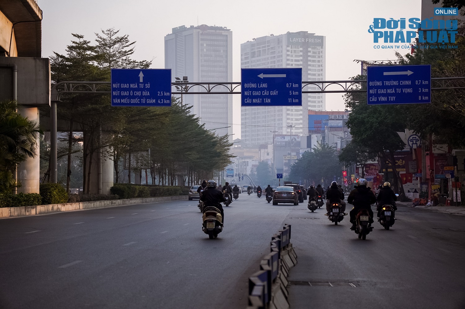 duong pho ha noi vang ve yen binh trong ngay dau nam 2023 15