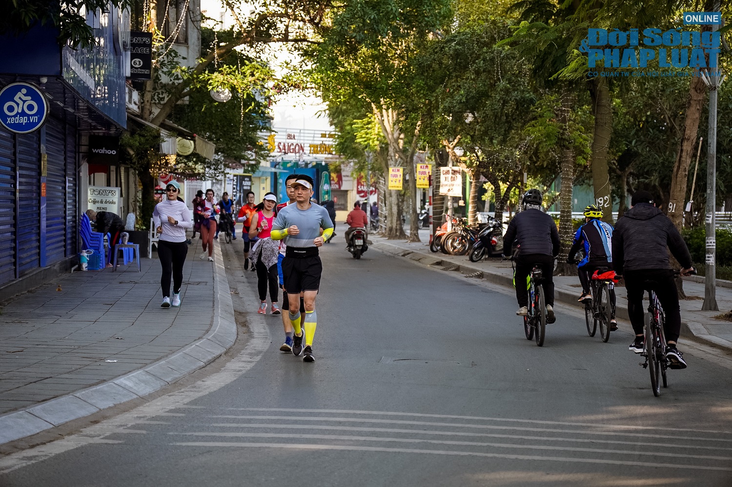 duong pho ha noi vang ve yen binh trong ngay dau nam 2023 6