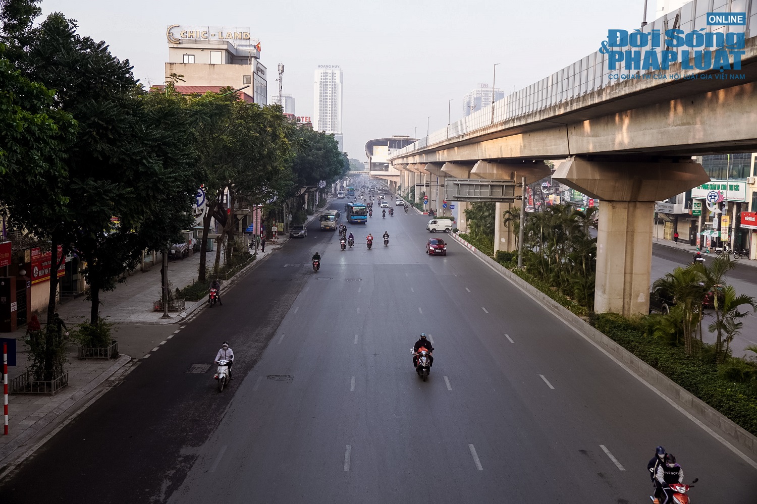 duong pho ha noi vang ve yen binh trong ngay dau nam 2023 9