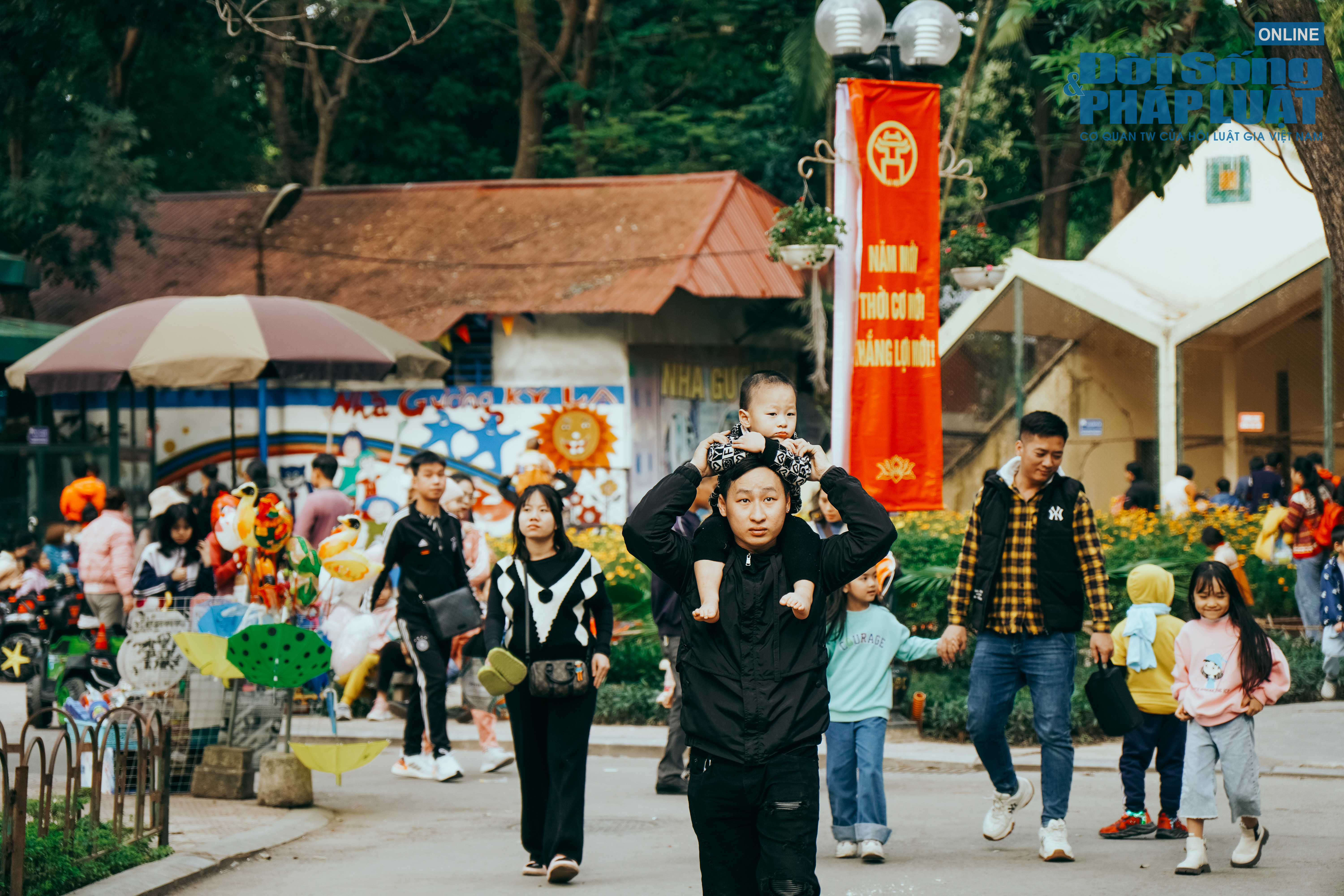 nguoi dan keo nhau den vuon thu ha noi dip tet nguyen dan 5 nguoi dan keo nhau den vuon thu ha noi dip tet nguyen dan 5
