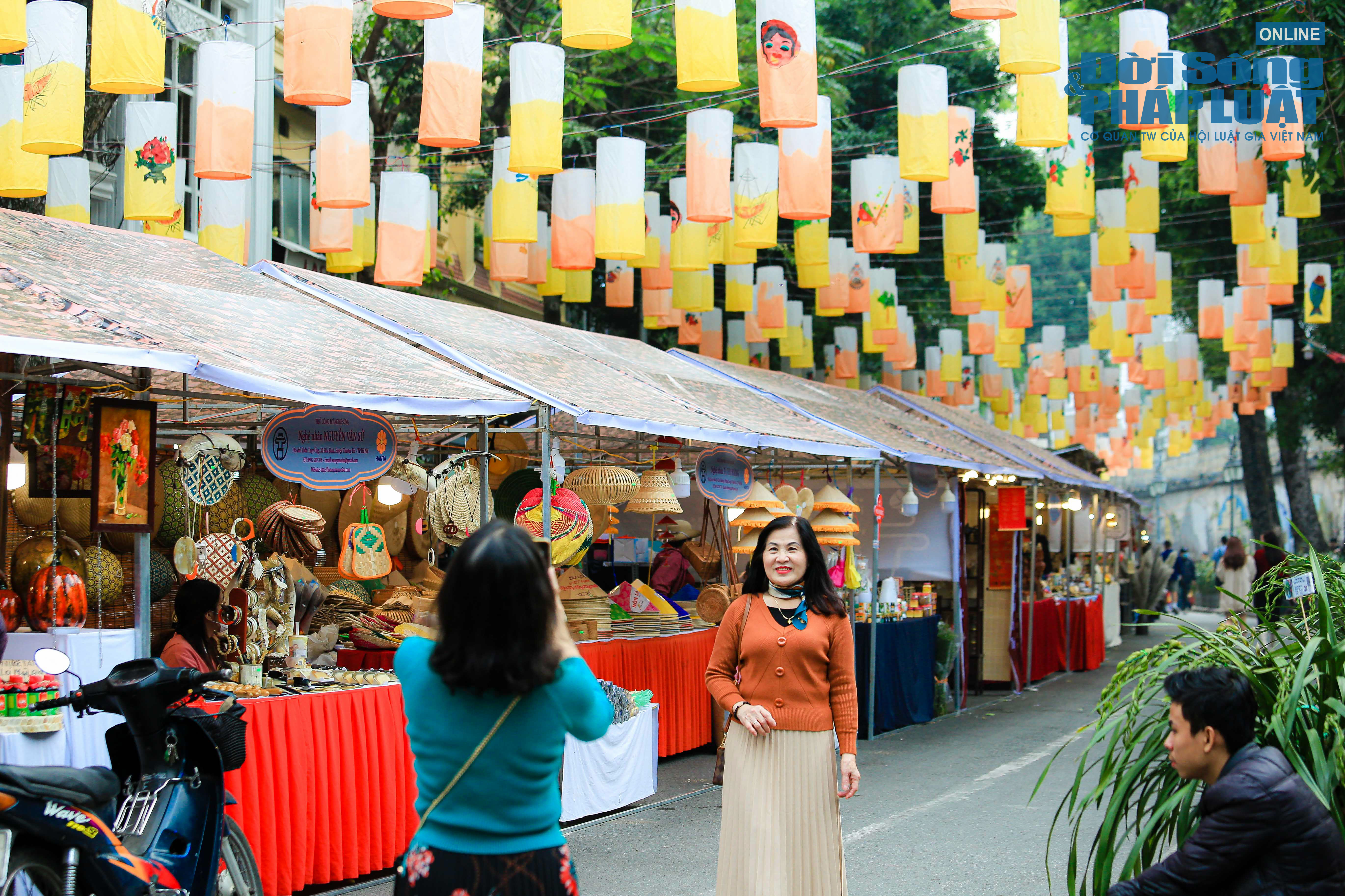 sac do ngap tran ha noi nguoi dan do xo di mua sam tet 4